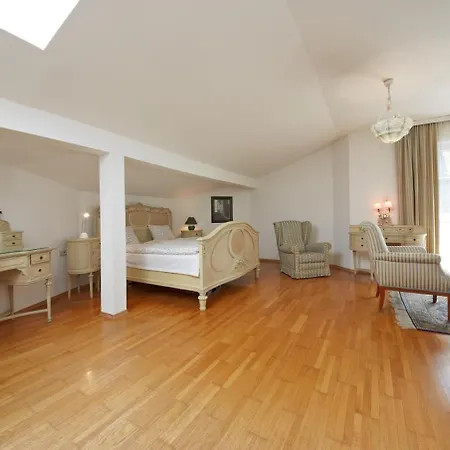 Hildy's Apartment *